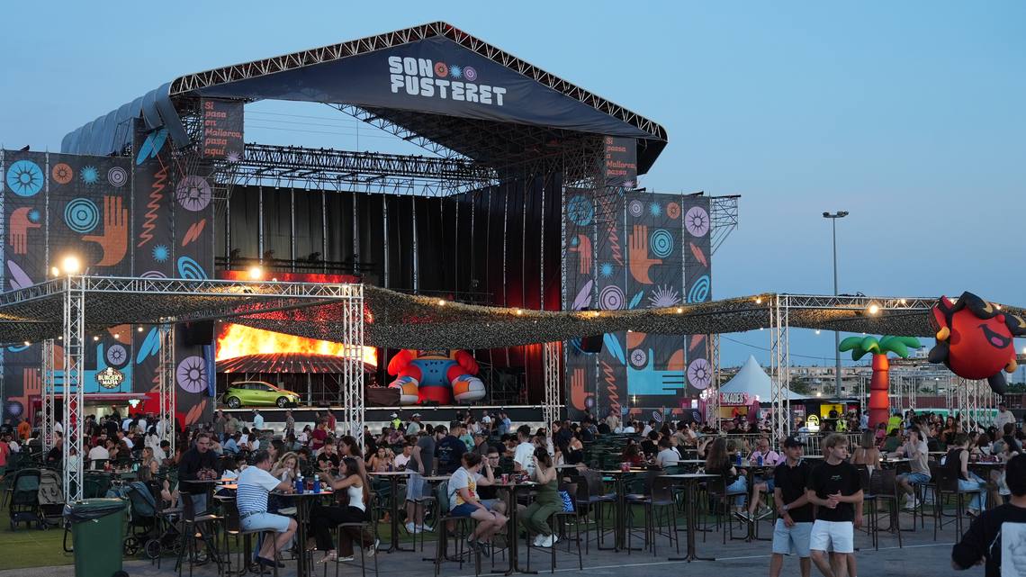El escenario de Son Fusteret durante el Burger Fest, con las mesas llenas