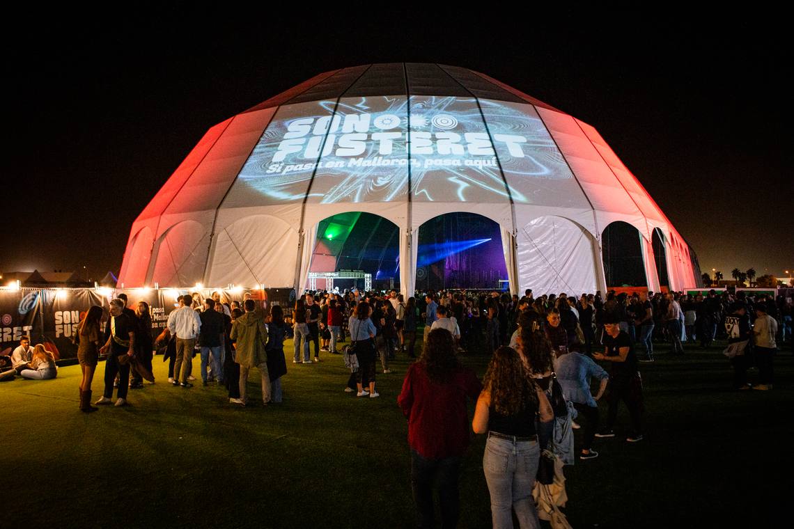 La Cúpula iluminada de noche con la marca proyectada sobre la lona