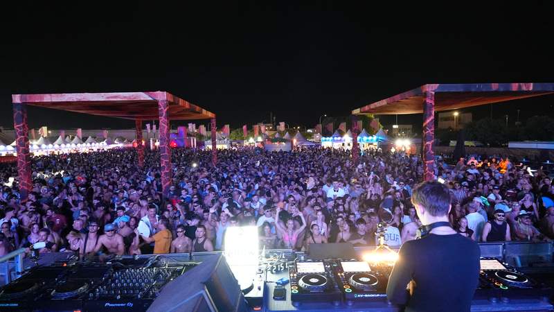 El Domo desde la cabina del DJ, lleno