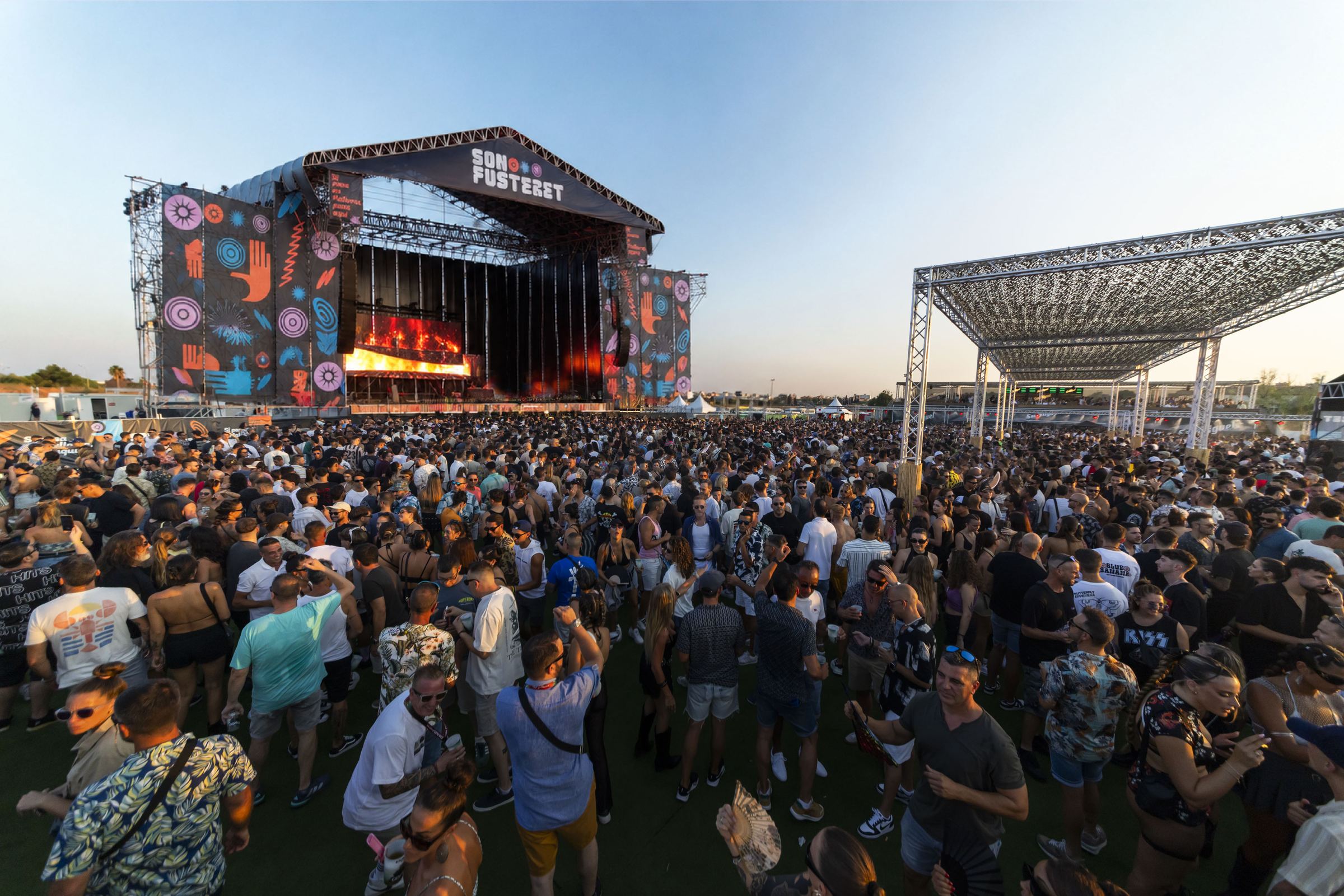 El escenario de Son Fusteret con el recinto lleno de público