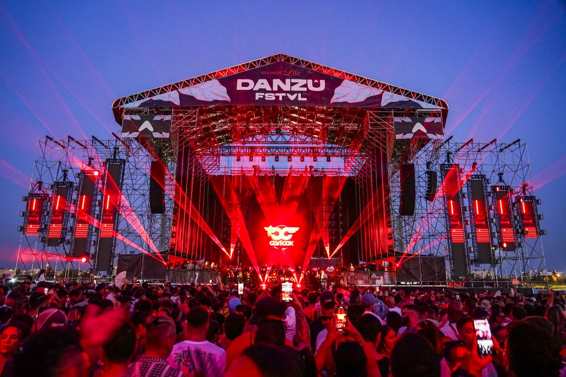 El escenario de un festival de electrónica en rojo, con el recinto lleno