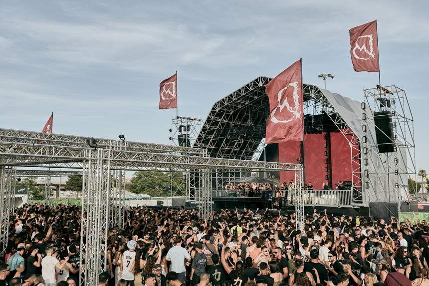 El Domo visto de lado, con el público bailando delante