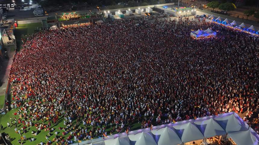 Vista aérea de la fan zone de fútbol con el recinto lleno de noche