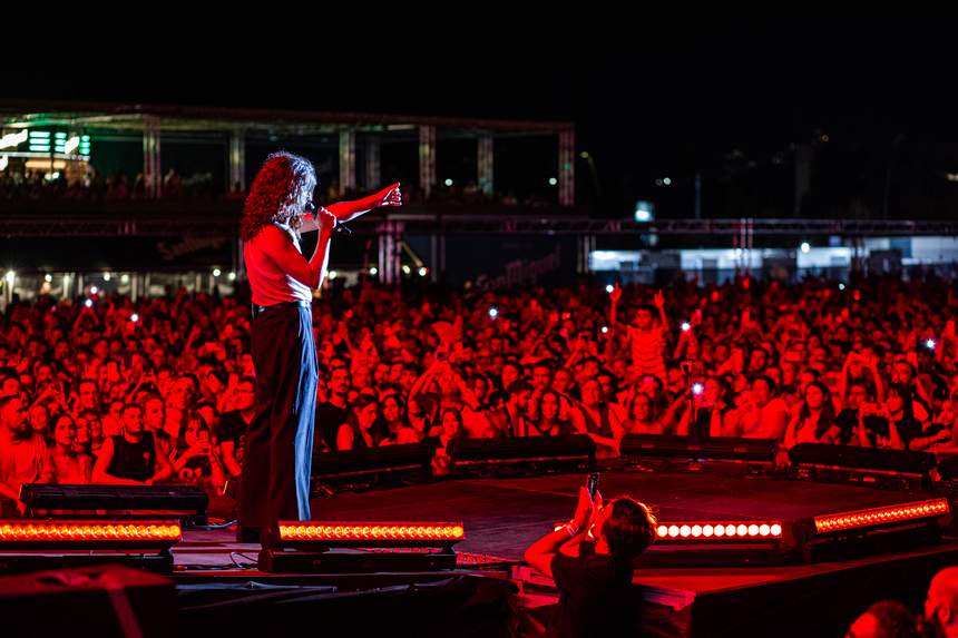 El artista en el filo del escenario, de cara al público