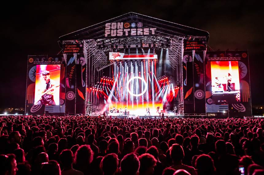 El escenario principal de frente, con el recinto lleno en un concierto