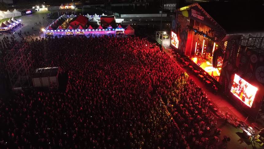 El recinto lleno visto desde el aire durante el concierto